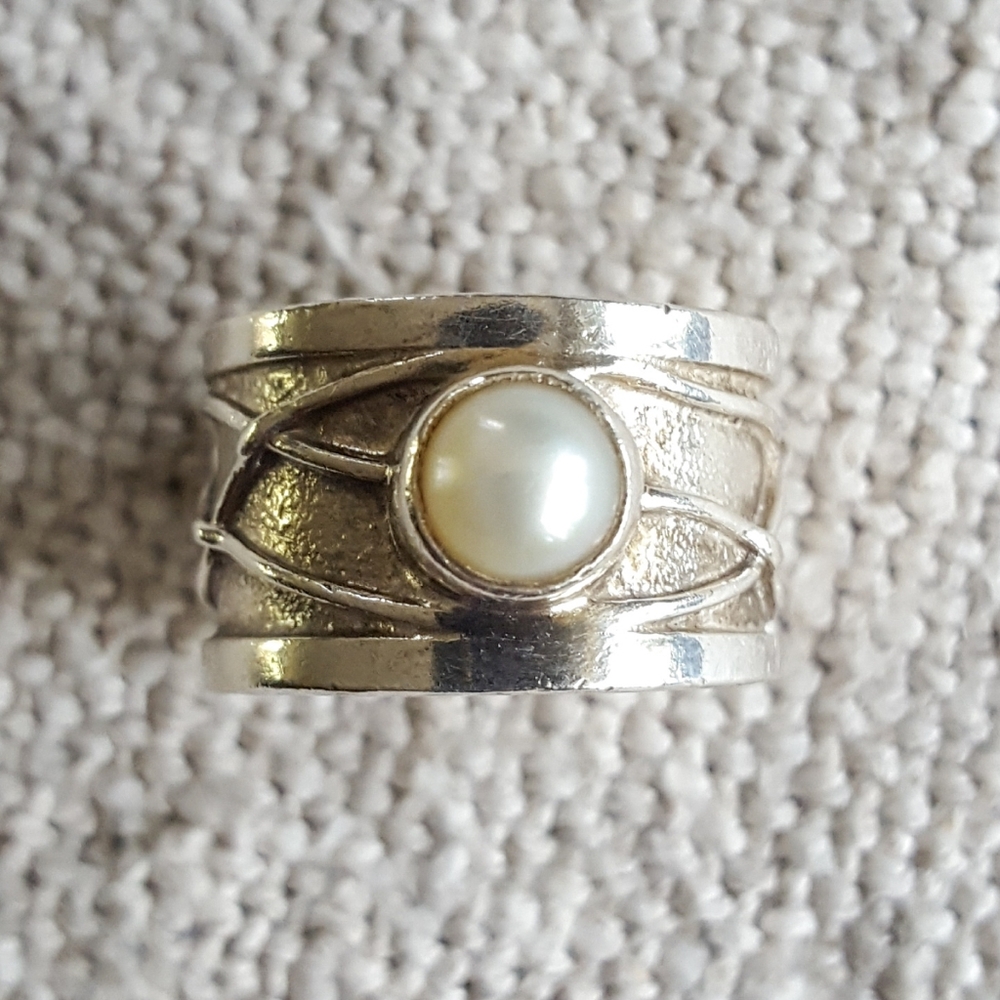 Silver ring with a pearl